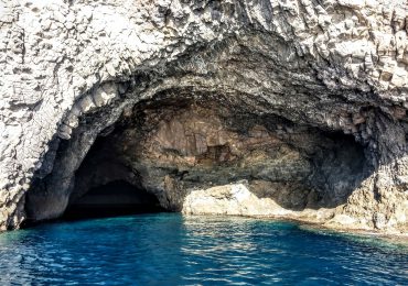 Grotta Bue Marino, da vedere durante un'escursione in barca a Filicudi
